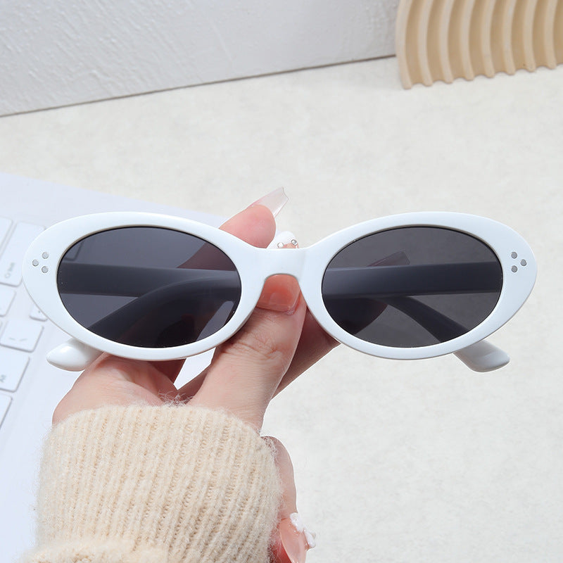 Damer moteriktig solbrille i elegant ovalt design Luvikno