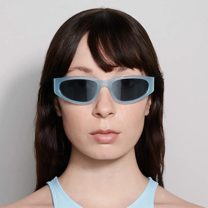 Dame moteriktig solbrille i futuristisk stil Luvikno