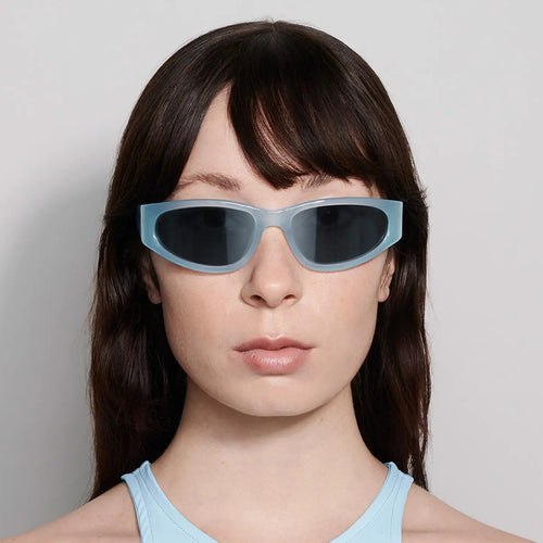 Dame moteriktig solbrille i futuristisk stil Luvikno
