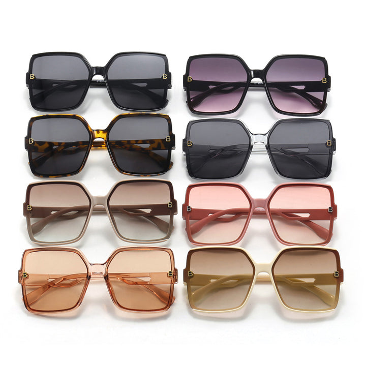 Dame moteriktig oversized solbrille med ekstravagante aksenter Luvikno