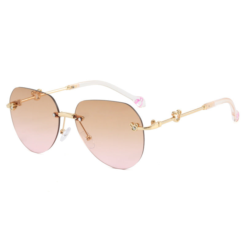 Dame lett geometrisk solbrille med unik ramme og speilede glass Luvikno