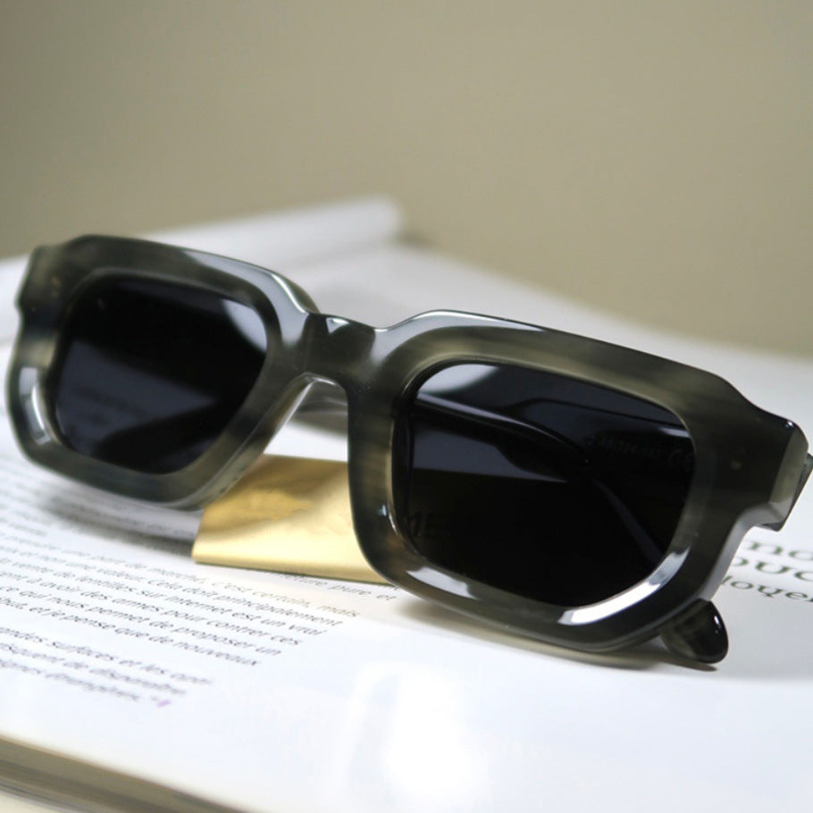 Dame solbrille i moderne geometrisk design fra Luvikno