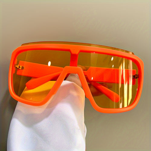 Dame sporty solbriller med futuristisk design og bred front Luvikno
