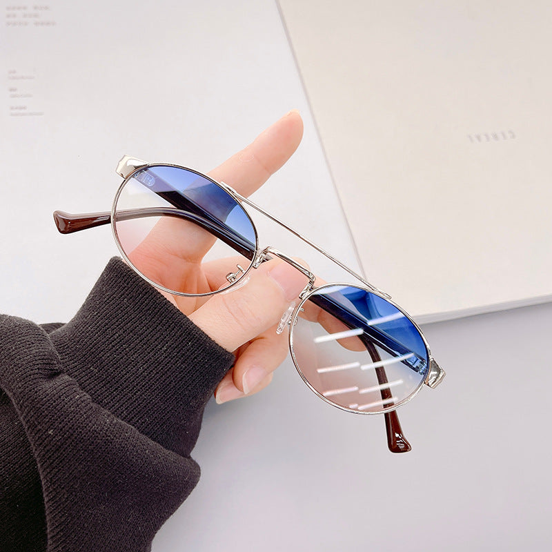 Dame moteriktig solbrille i stilfullt rundt design med gull aksenter Luvikno