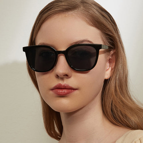 Dame moteriktig solbrille med moderne plastinnfatning Luvikno