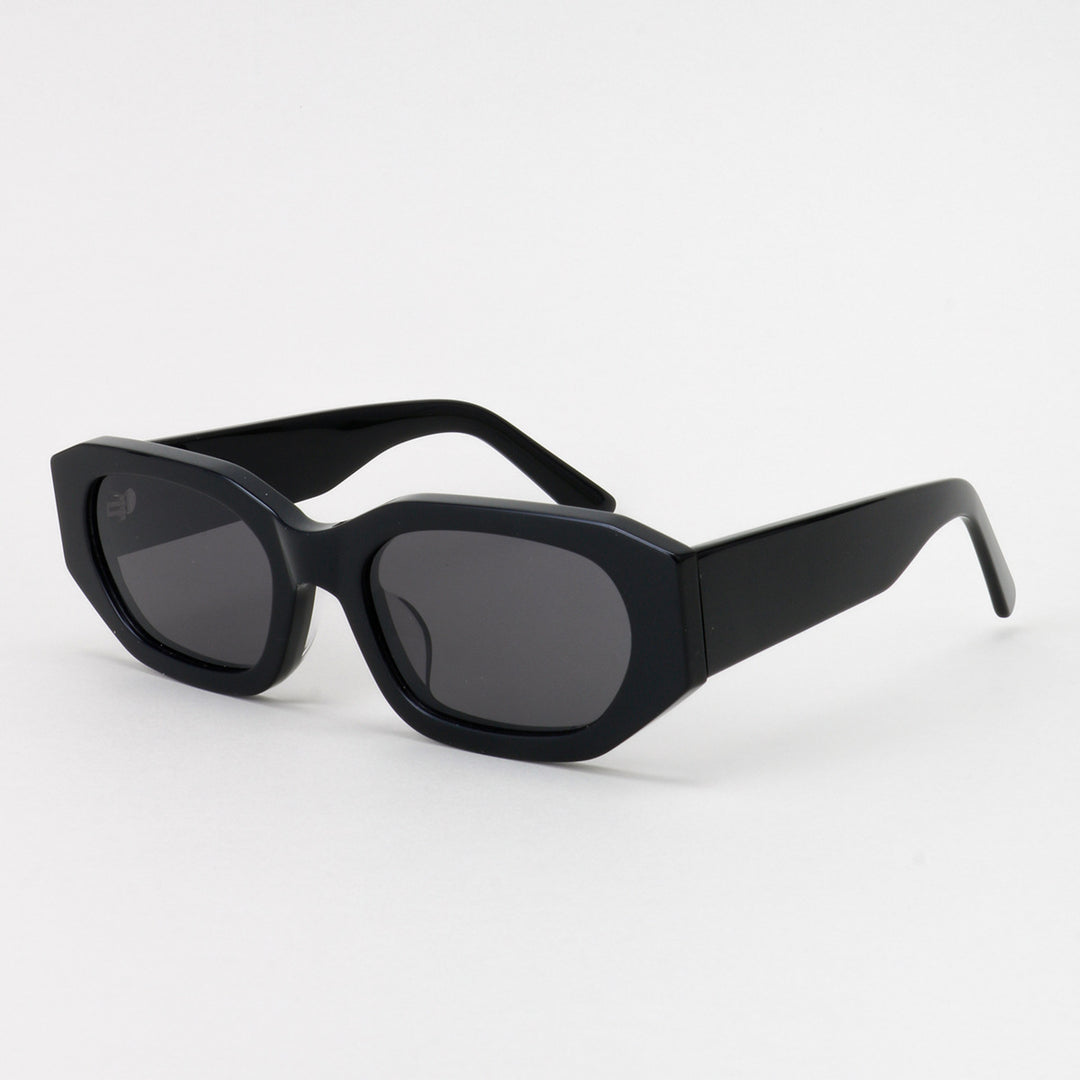 Dame moteriktig solbrille i stilfull, oversized design Luvikno