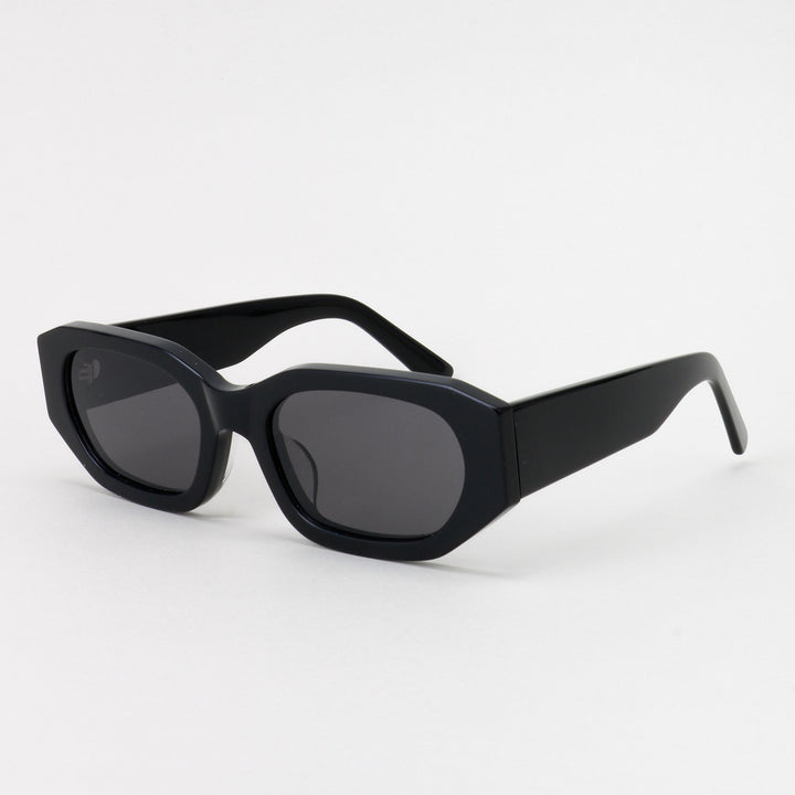 Dame moteriktig solbrille i stilfull, oversized design Luvikno