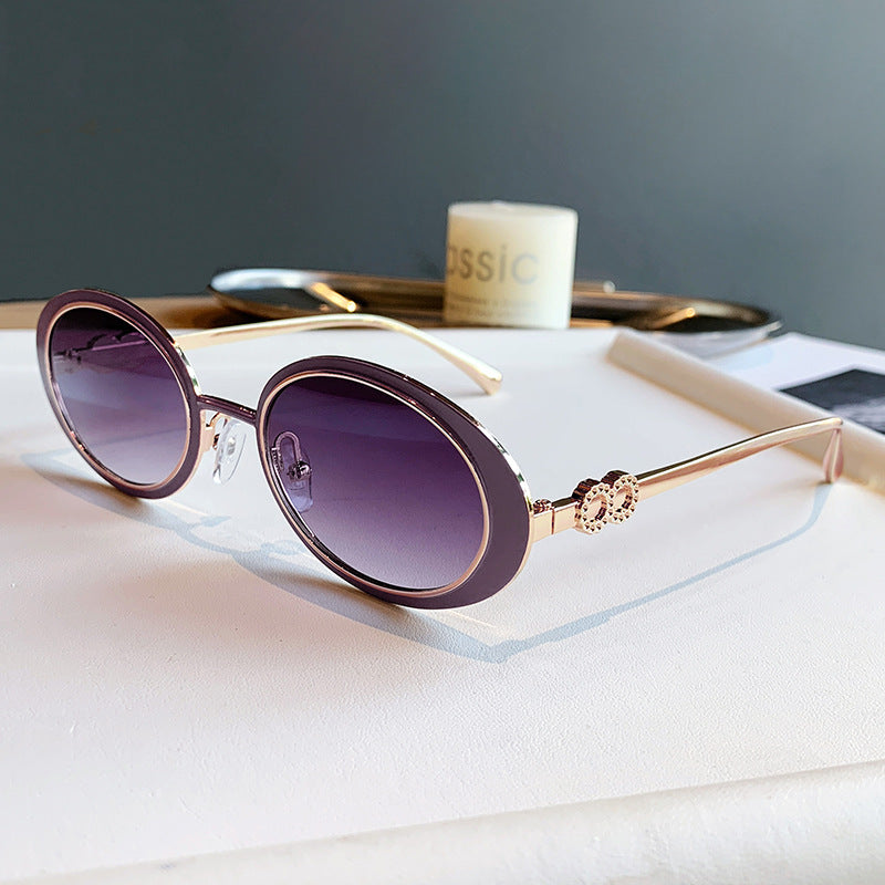 Dame moteriktig solbrille med stilfullt oseanisk design Luvikno