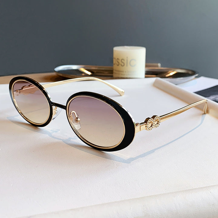 Dame moteriktig solbrille med stilfullt oseanisk design Luvikno