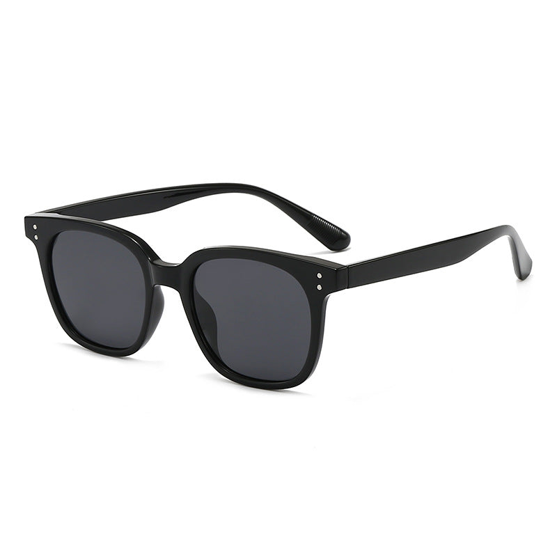 Kvinnelige fashionable solbriller i elegant design med solid ramme Luvikno
