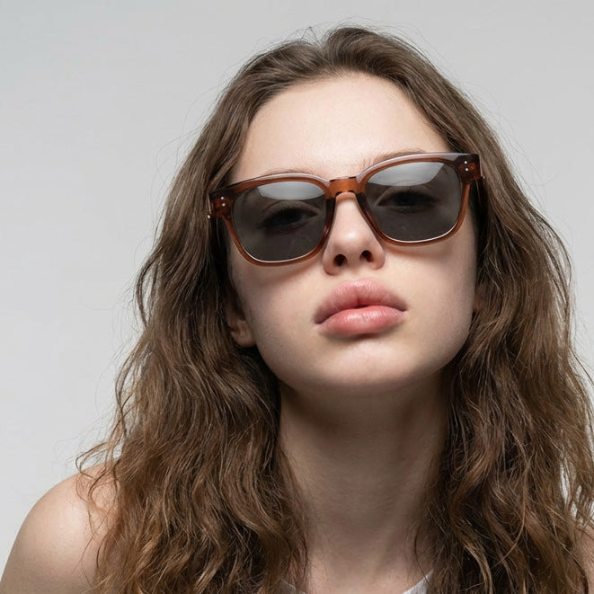 Dame kvadratisk solbrille med komfortabel passform og stilfullt design Luvikno