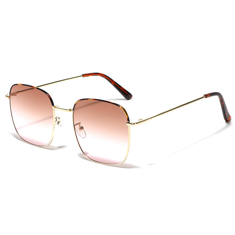 Dames moteriktig firkantet solbrille med elegant metallramme Luvikno