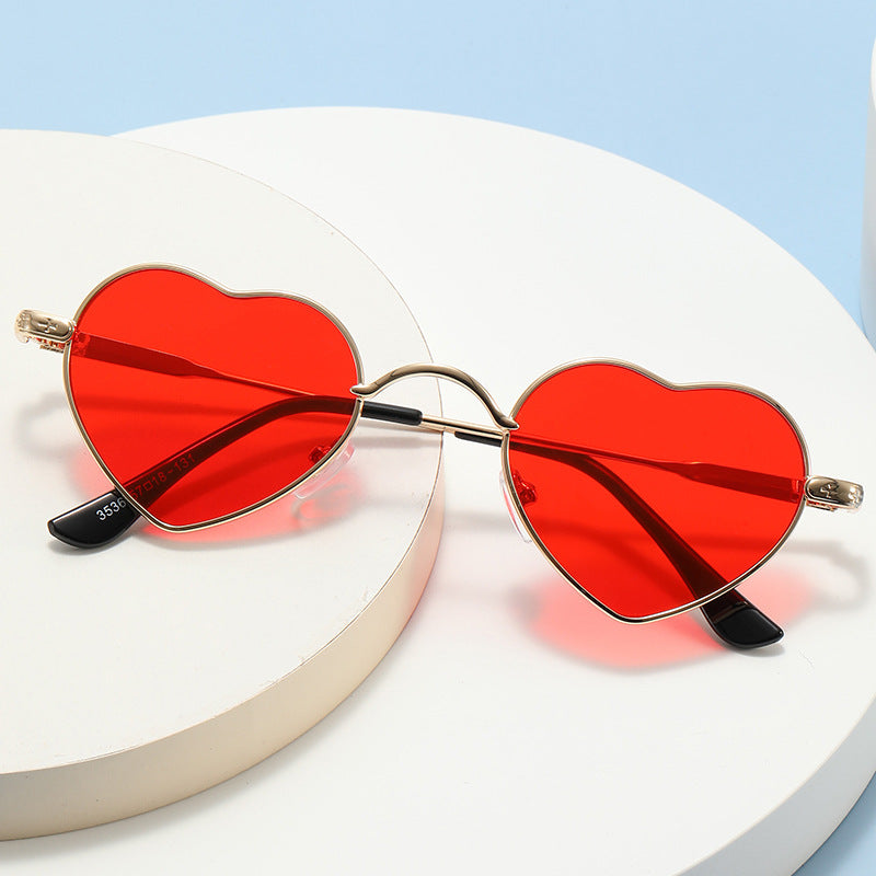 Damer hjerteformet solbrille med filigran metallramme Luvikno