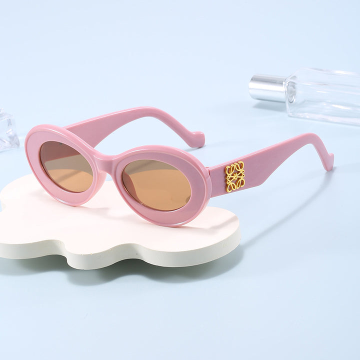 Dame moteriktig solbrille med oval ramme og gullapplikasjoner Luvikno