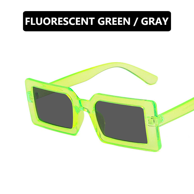 Dame kvadratisk solbrille med moderne, bred ramme og beskyttende UV-filter Luvikno