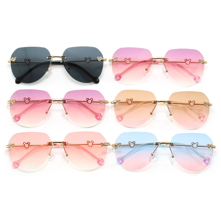 Dame lett geometrisk solbrille med unik ramme og speilede glass Luvikno