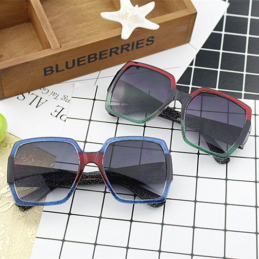 Dame ekstravagant kvadratisk solbrille med unikt design Luvikno