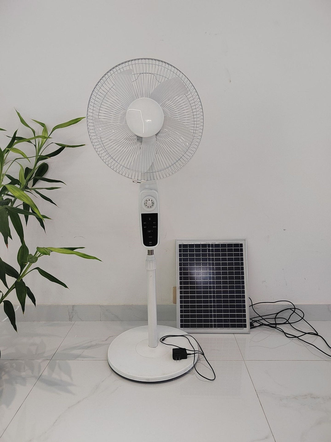 Unisex solardrevet stasjonær vifte med moderne design og effektiv luft sirkulasjon Luvikno