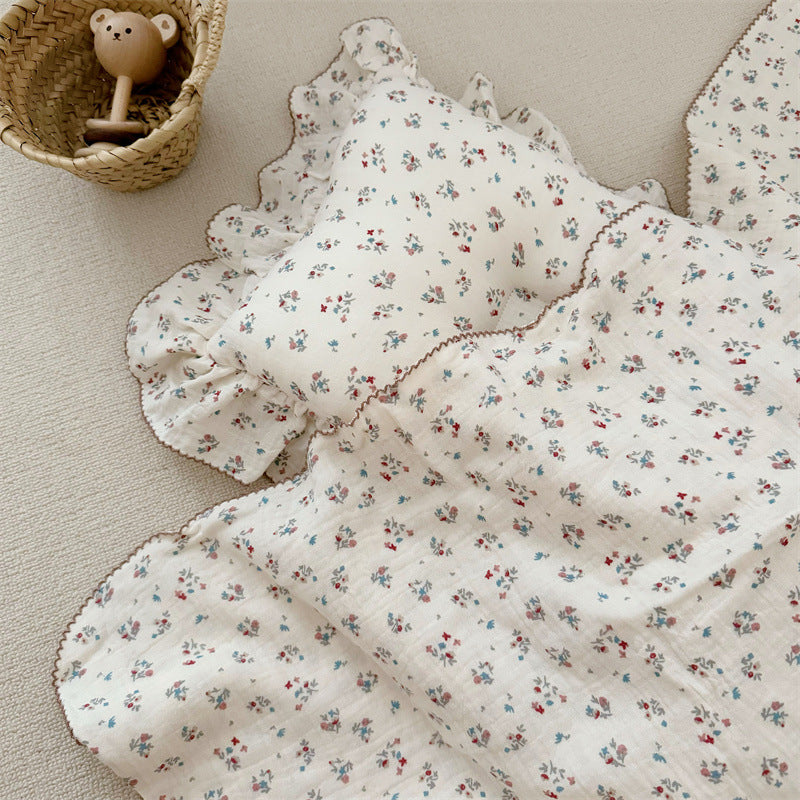 Unisex Musselinteppe med delikat blomsterdesign og elegante volanger Luvikno