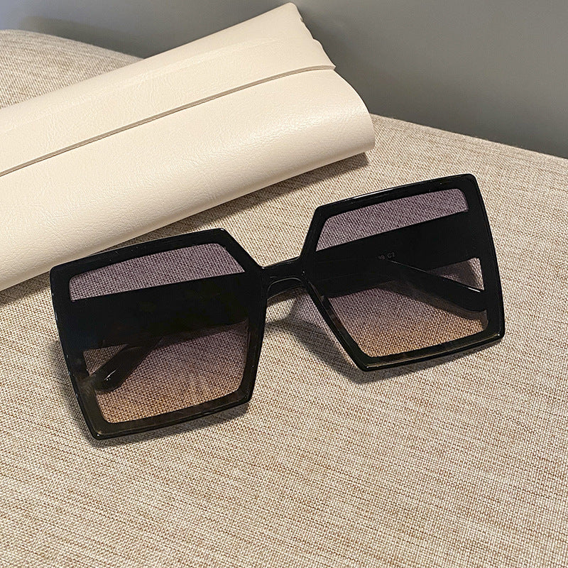 Dame kvadratisk solbrille med robust ramme og stillegant design Luvikno