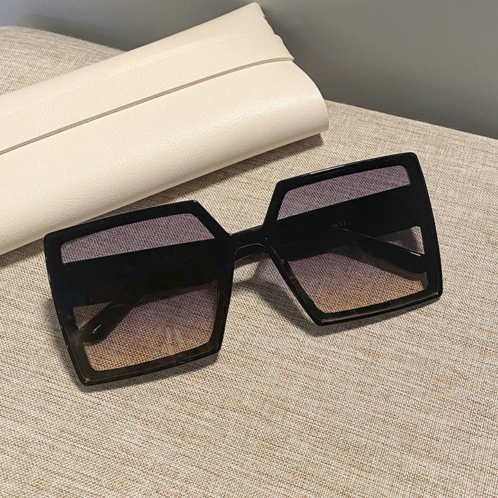 Dame kvadratisk solbrille med robust ramme og stillegant design Luvikno