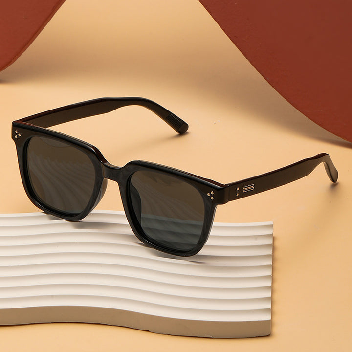 Dame solbrille i moderne kvadratdesign med polariserte linser Luvikno