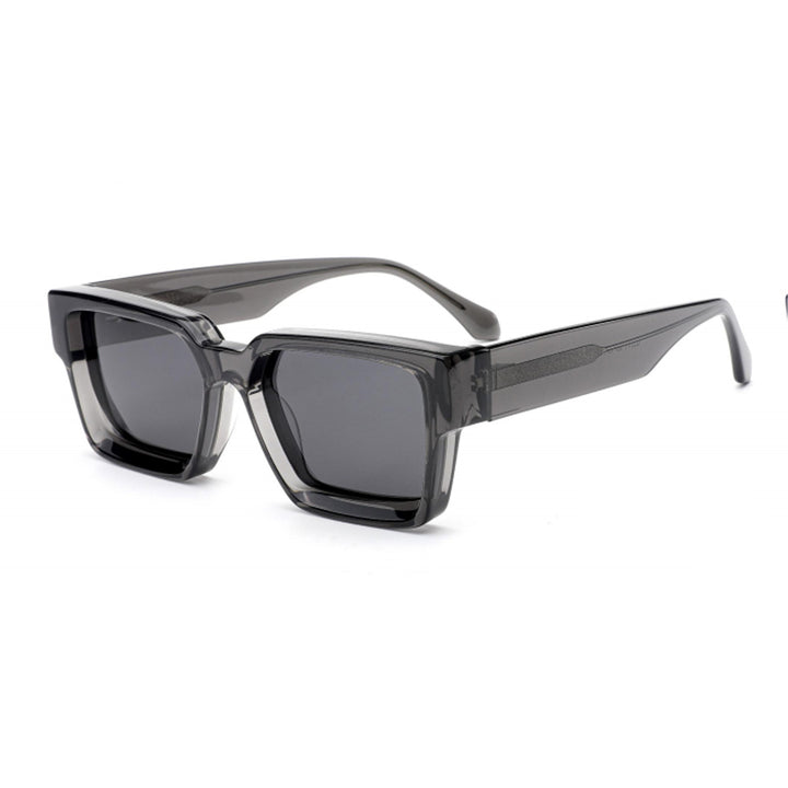Dame moteriktig solbrille i stilfull design med bred ramme Luvikno