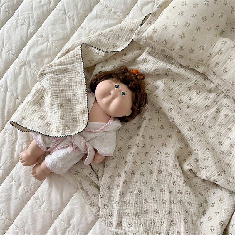 Unisex Musselinteppe med delikat blomsterdesign og elegante volanger Luvikno