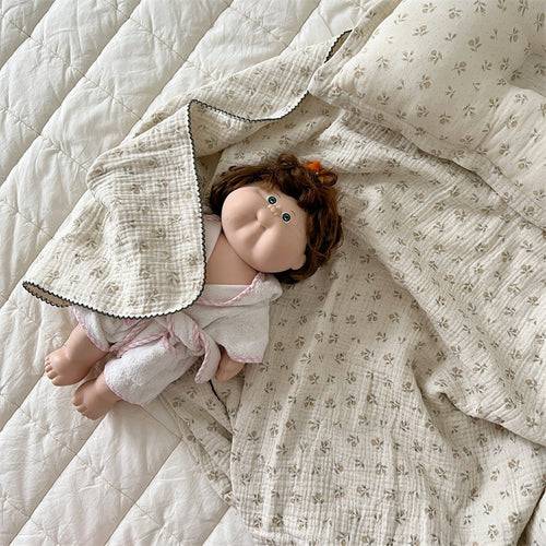 Unisex Musselinteppe med delikat blomsterdesign og elegante volanger Luvikno
