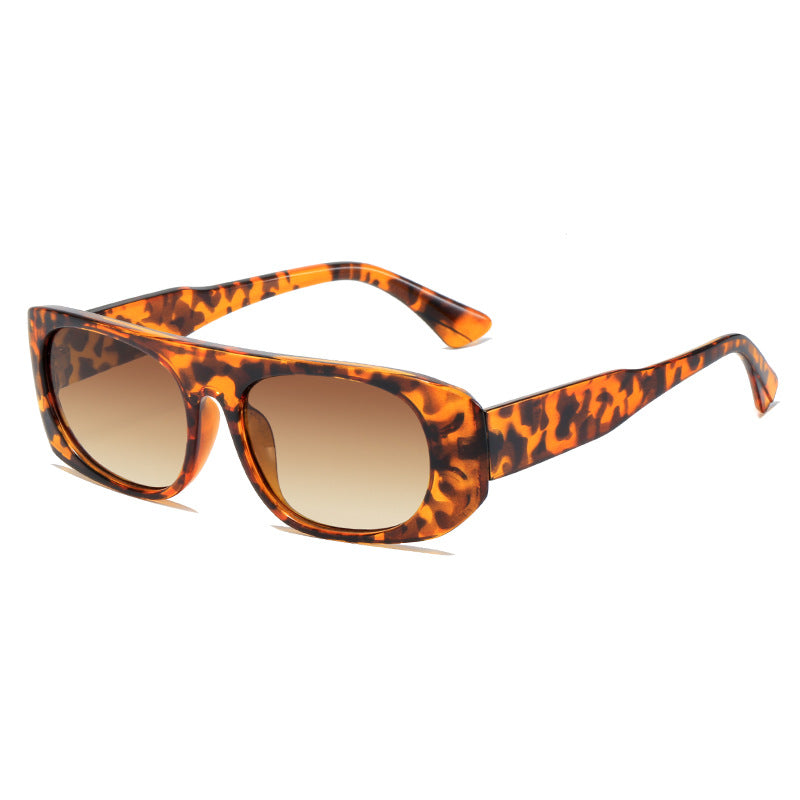 Dame moteriktig solbrille i elegant skjolddesign Luvikno