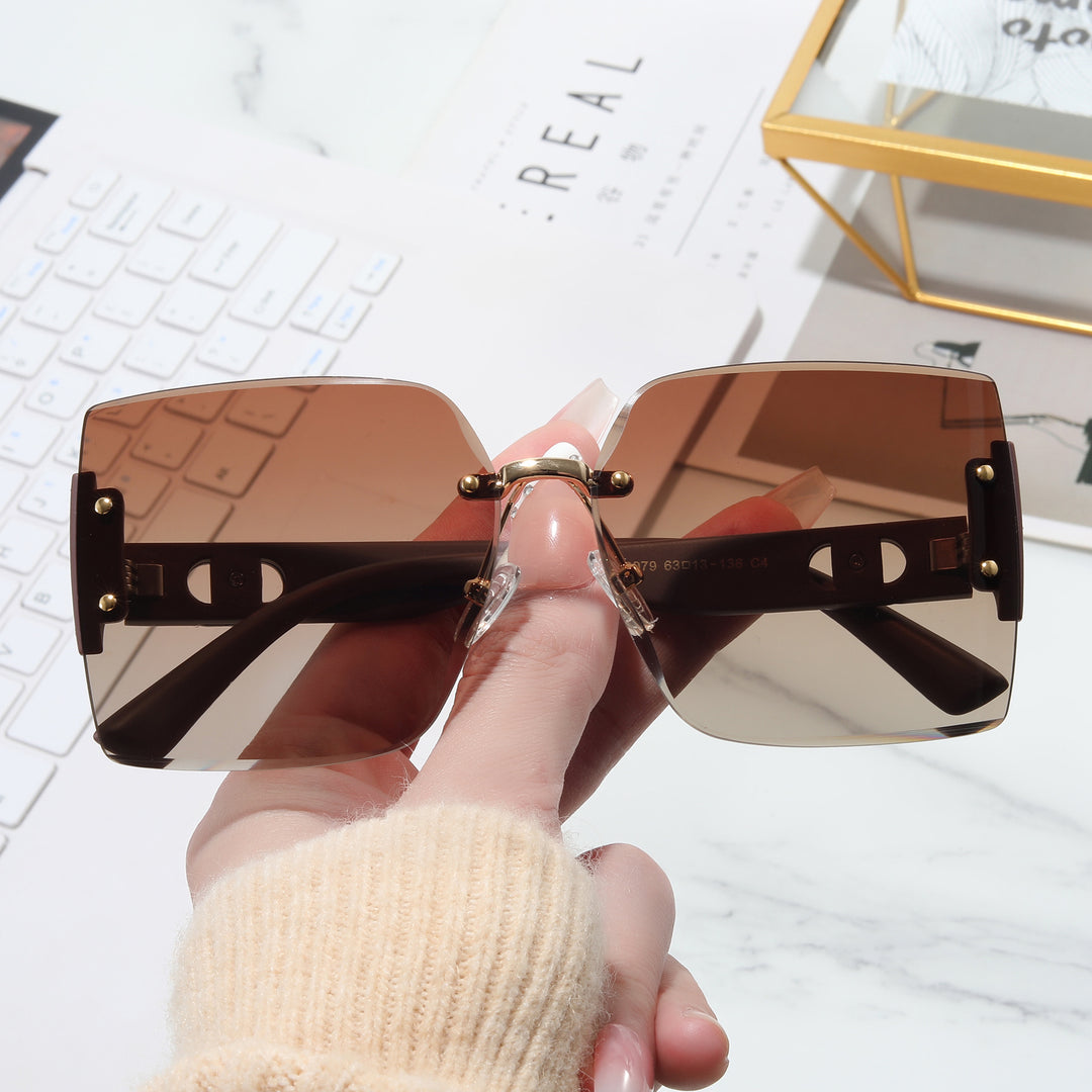 Damer Høyverdig rektangulær solbrille med stilfull metallramme Luvikno
