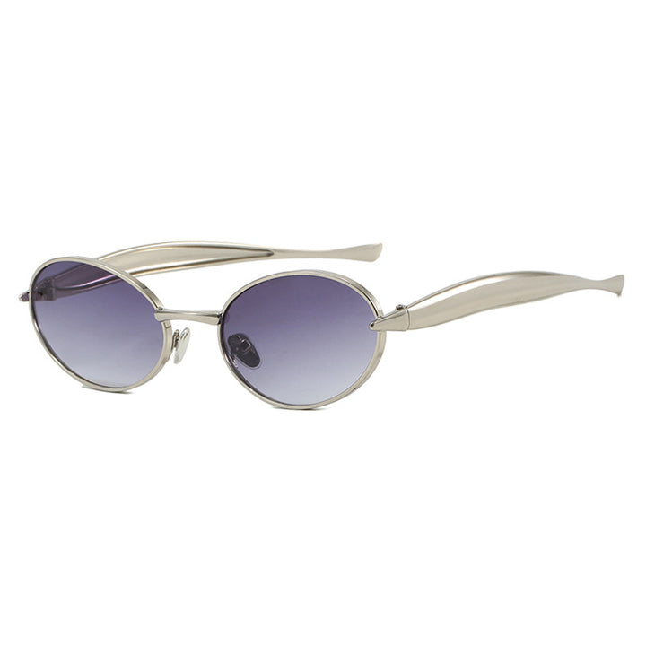Dame moteriktig solbrille med oval ramme og glitrende detaljer Luvikno
