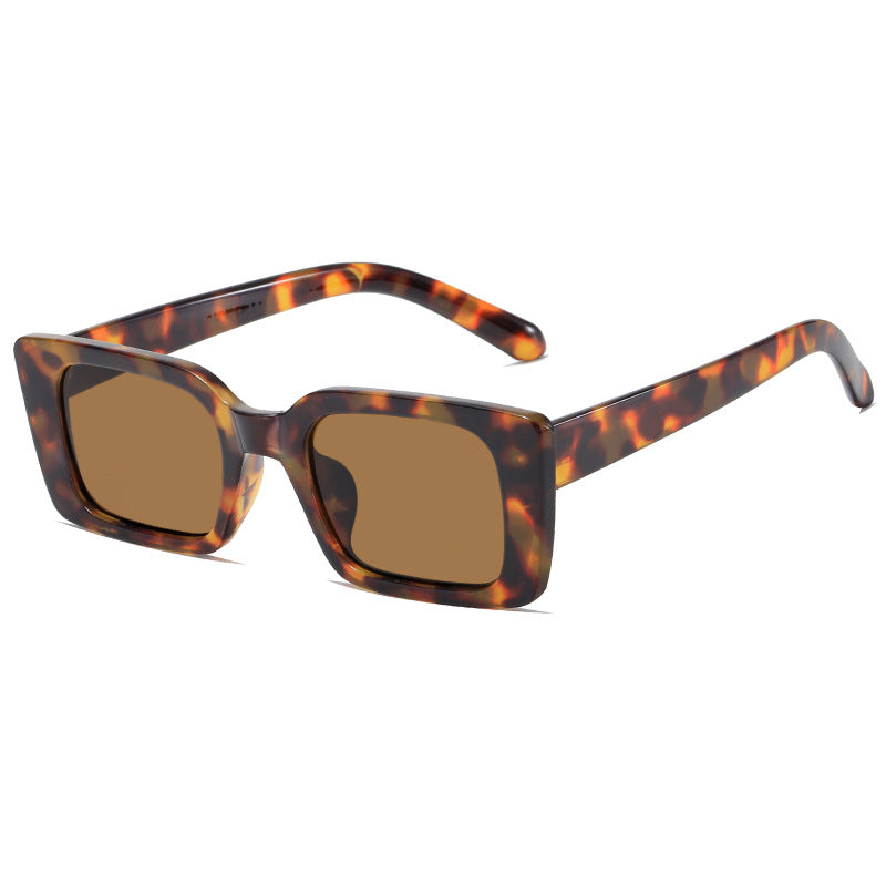 Dame moteriktig kvadratisk solbrille med bred, blank ramme Luvikno