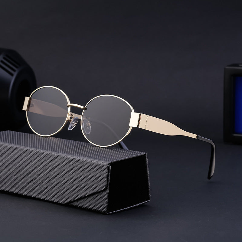 Dame moteriktig solbrille i elegant oval design Luvikno