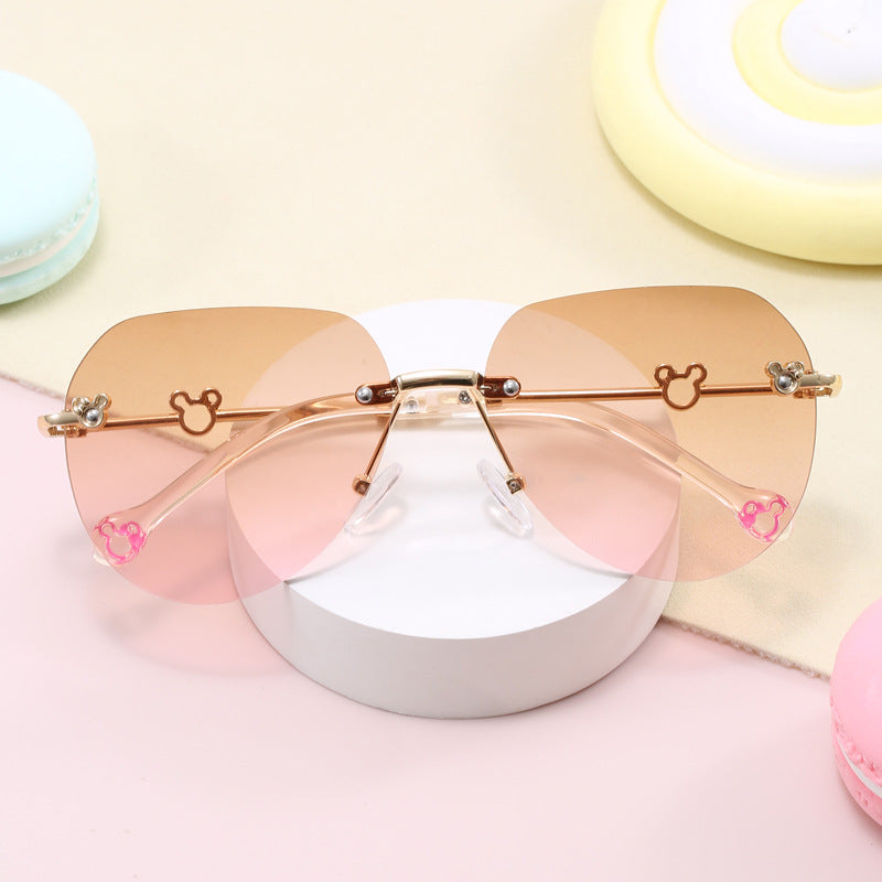Dame lett geometrisk solbrille med unik ramme og speilede glass Luvikno