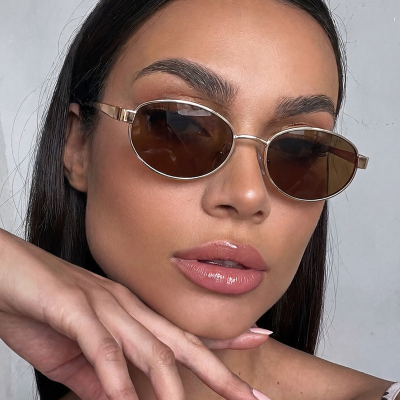 Dame moteriktig solbrille i elegant oval design med ramme i høykvalitets metall Luvikno
