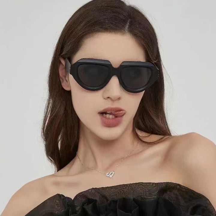 Dame moteriktig solbrille med unik, kvadratisk ramme Luvikno
