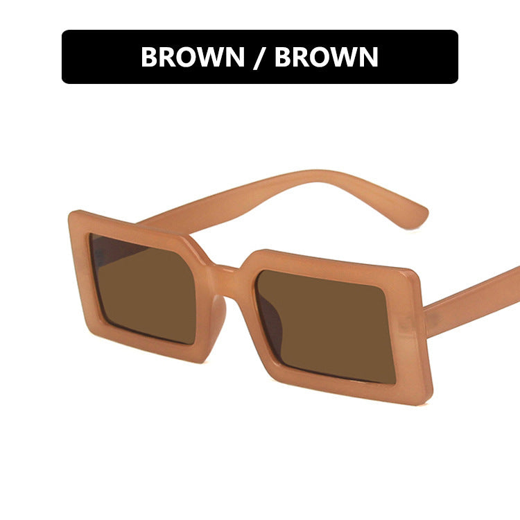 Dame kvadratisk solbrille med moderne, bred ramme og beskyttende UV-filter Luvikno