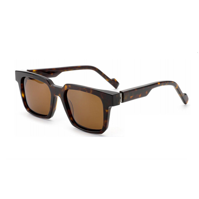 Dame moteriktig kvadratisk solbrille med bred ramme Luvikno
