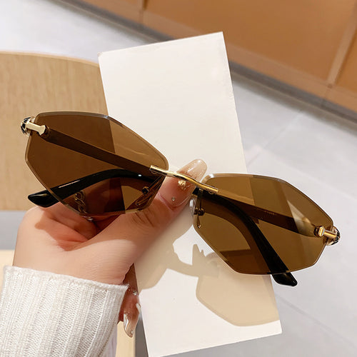 Dame Designer solbrille med heksagonal ramme og gyldne detaljer Luvikno