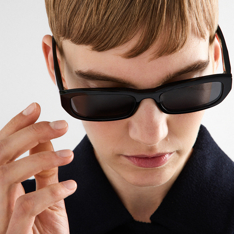 Dame moteriktig solbrille med stilfull, rektangulær ramme Luvikno