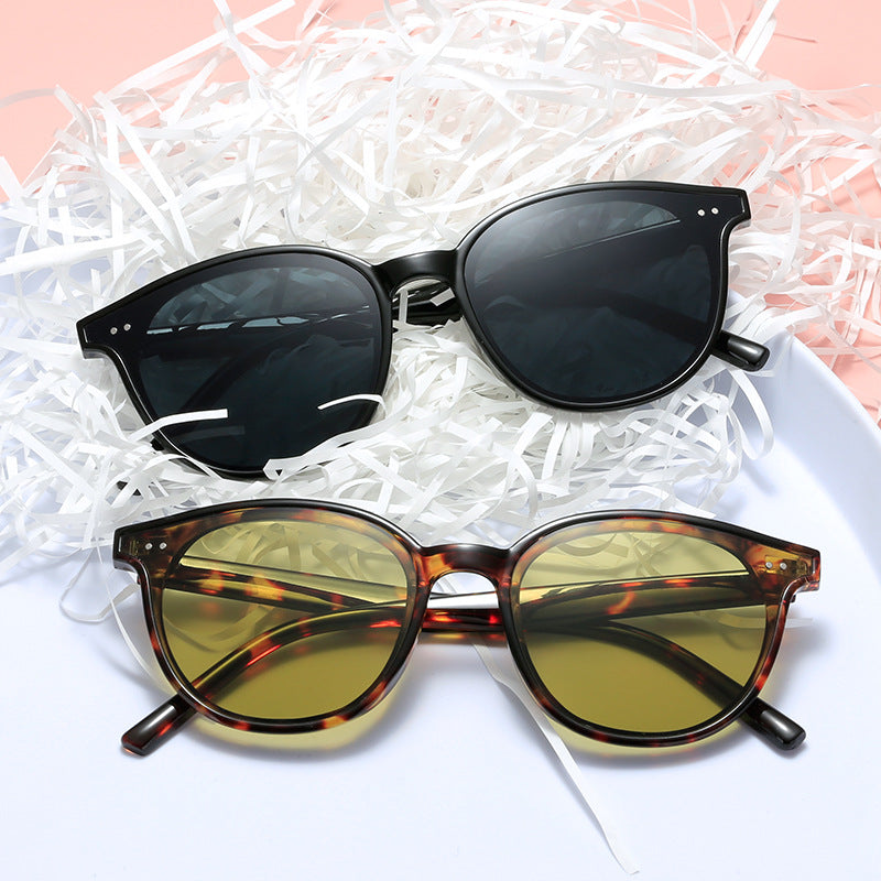 Dame rund solbrille med stilfull design og UV-beskyttelse Luvikno