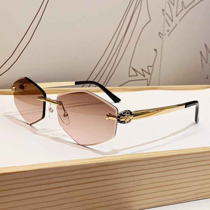Dame Designer solbrille med heksagonal ramme og gyldne detaljer Luvikno