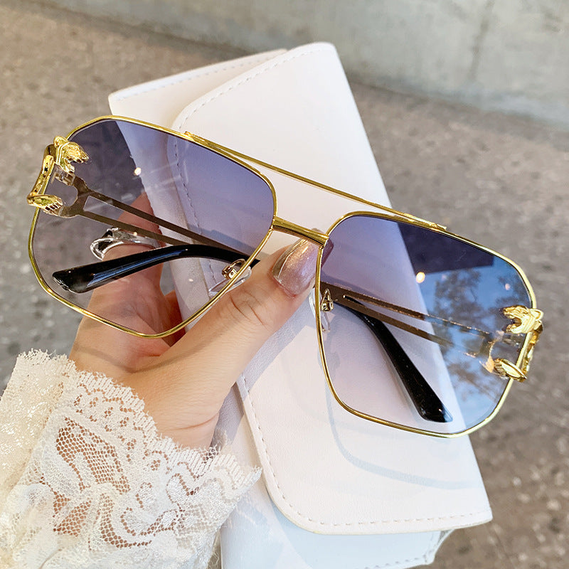 Dame kvadratisk solbrille med luksuriøs metallramme Luvikno