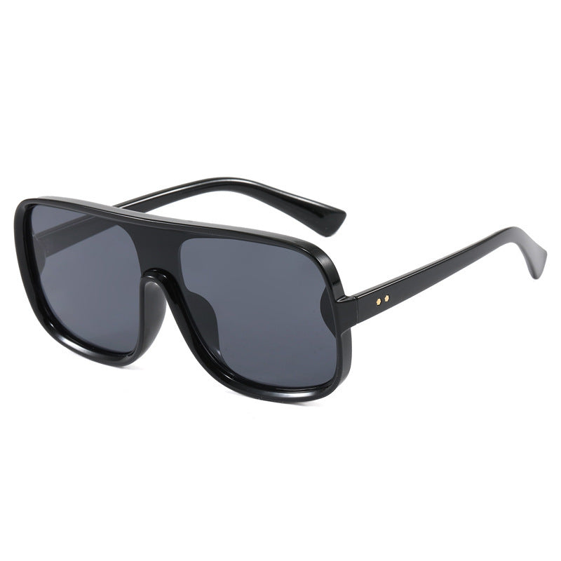 Dame moteriktig Shield-solbrille med innovativ design Luvikno