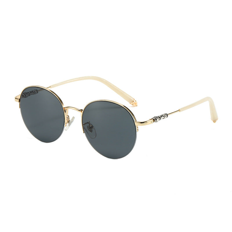 Dame rund solbrille med elegant metallramme og komfortable nesepads Luvikno