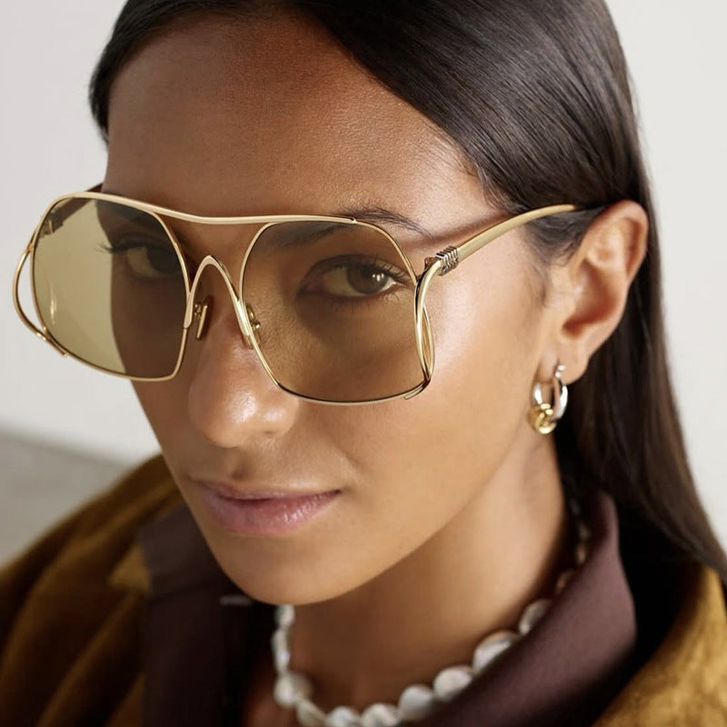 Dame geometrisk solbrille med smal metallramme og brune glass Luvikno