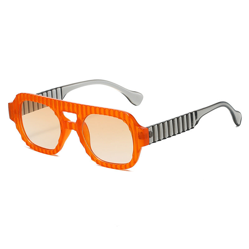 Dame moteriktig solbrille i futuristisk design med strukturert ramme Luvikno