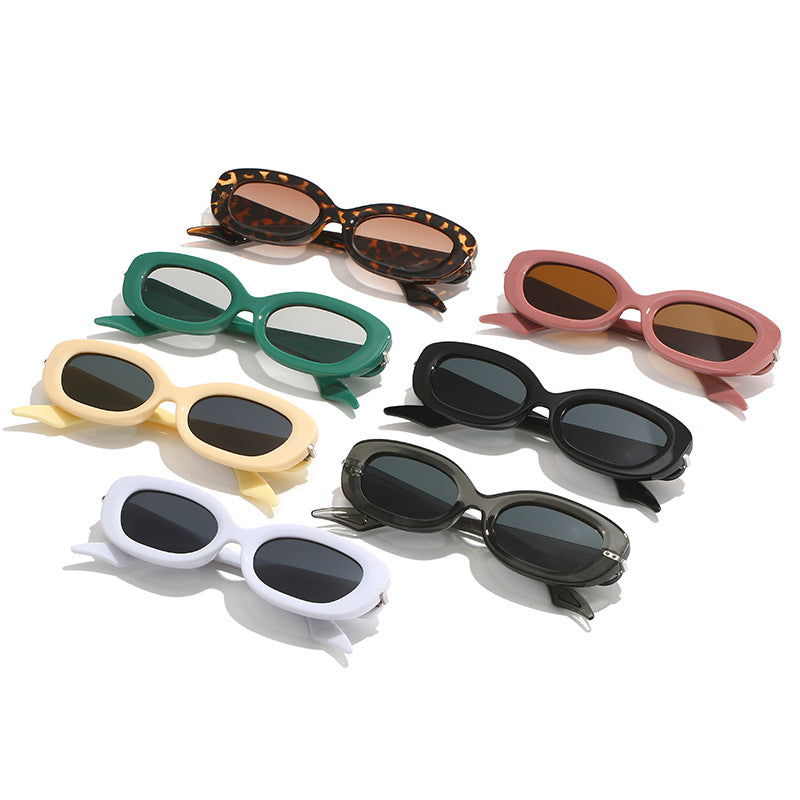 Dame moteriktig solbrille med stilfull, buet ramme Luvikno