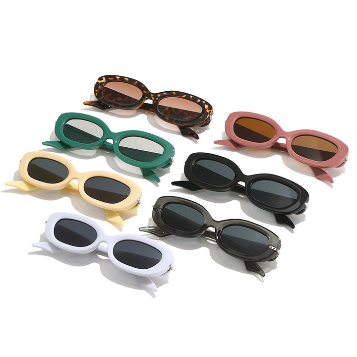 Dame moteriktig solbrille med stilfull, buet ramme Luvikno
